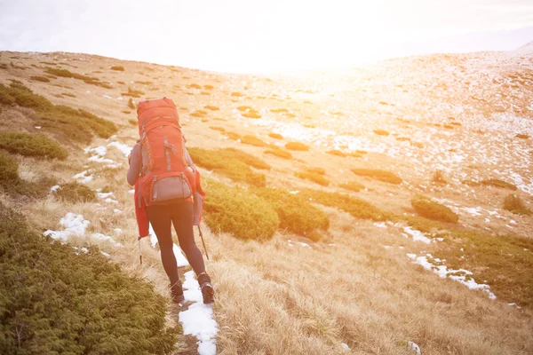 Fille se reposant dans les montagnes . — Photo