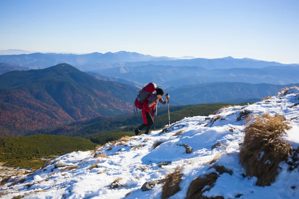 Ragazza solitaria viaggia attraverso le montagne . — Foto Stock