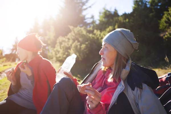 Due ragazze mangiano all'aperto . — Foto Stock