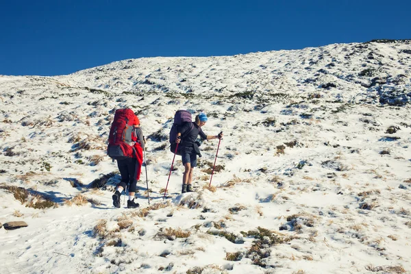 Deux filles dans les montagnes. — Photo