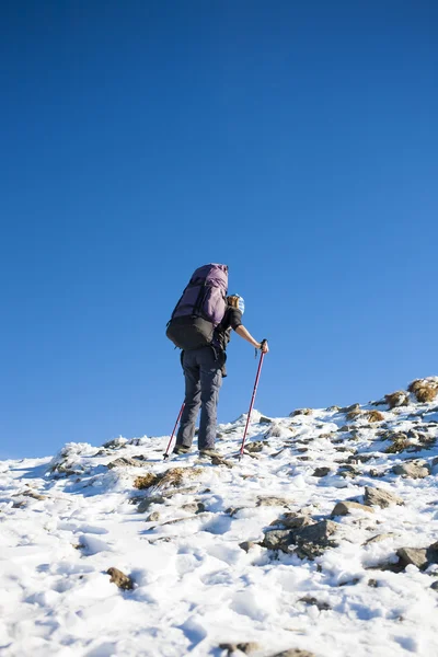 Bergsteiger ist auf der Piste. — Stockfoto