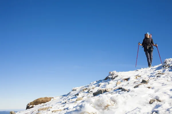 O alpinista está na encosta . — Fotografia de Stock