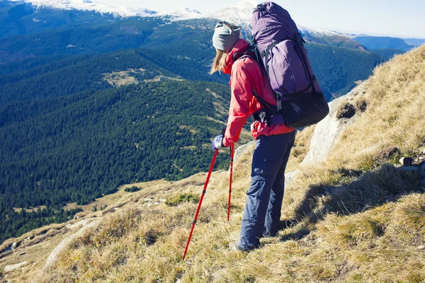 Eine Frau geht den Hang hinunter. — Stockfoto