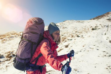 Bir sırt çantası ile etkin kız.