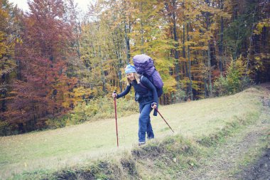 Ormanda yürüyen kız.