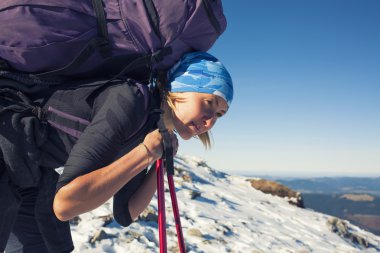 Yamaçta dinlenme dağcı.