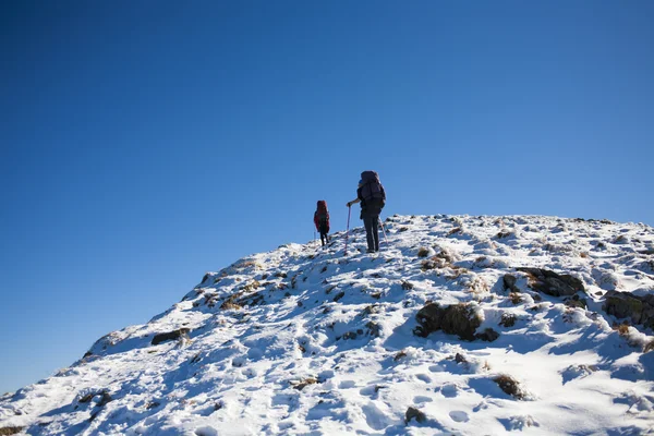 Bergsteiger erklimmen den verschneiten Hang. — Stockfoto