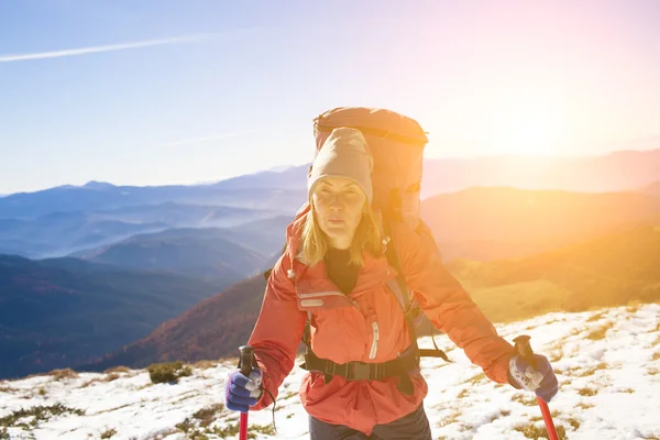 Menina ativa com uma mochila . — Fotografia de Stock