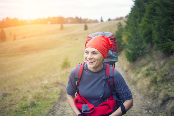 Girl with a large backpack. — Stock Photo, Image