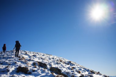 İki kadın dağcılar tırmanmak.