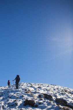 Dağcıların karlı yamaç tırmanmaya.