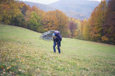 Sırt çantası ormanda kızla.
