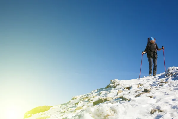 Альпинист на склоне . — стоковое фото
