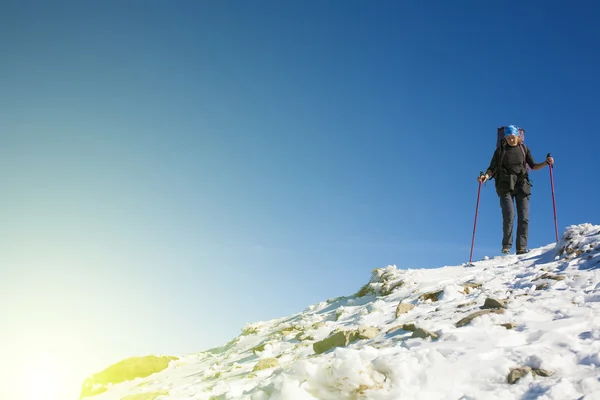 O alpinista está na encosta . — Fotografia de Stock