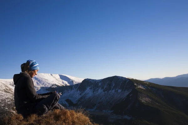 Girl resting in the mountains. — Stock Photo, Image