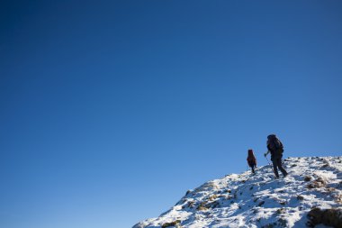 İki kadın dağcılar tırmanmak.