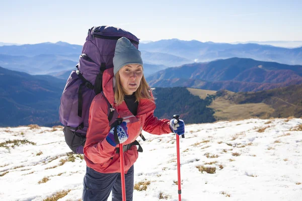 Menina ativa com uma mochila . — Fotografia de Stock