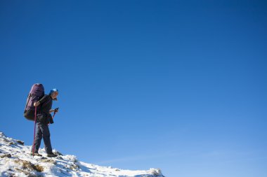 Dağcı yamacında olduğunu.