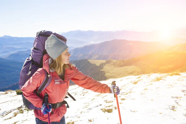 Menina ativa com uma mochila . — Fotografia de Stock