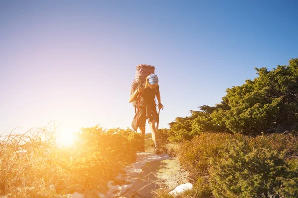 A lány-val a backpack megy a pályán. — Stock Fotó