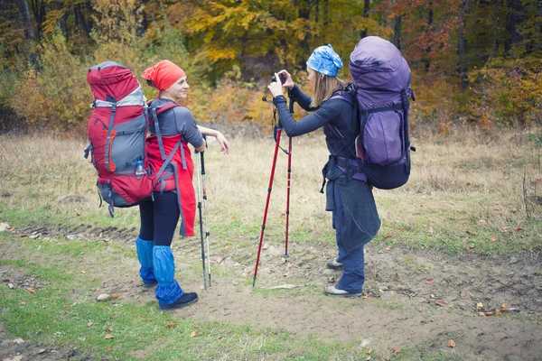 Dwie dziewczyny są fotografowane w lesie. — Zdjęcie stockowe