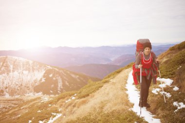 Bir sırt çantası ile genç bir kız.