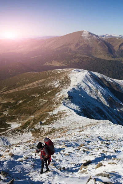 La ragazza sale in cima alla montagna . — Foto Stock