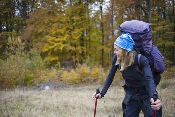 Girl with a large backpack. — Stock Photo, Image