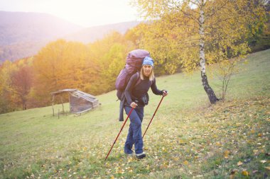 Sırt çantası ormanda kızla.