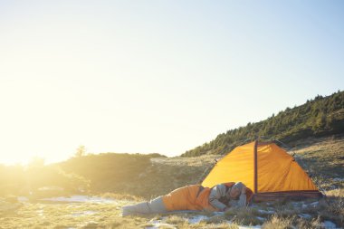 Bir uyku tulumu içinde yalan kız.