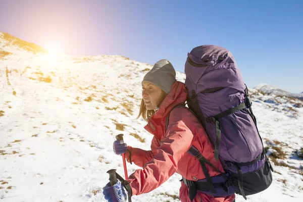 Aktives Mädchen mit Rucksack. — Stockfoto