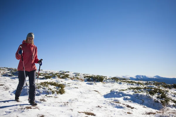 Das Mädchen geht durch den Schnee in den Bergen. — Stockfoto