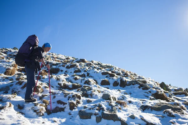 Mountaineer escalando uma encosta nevada . — Fotografia de Stock