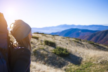 O sırt çantasıyla seyahat.