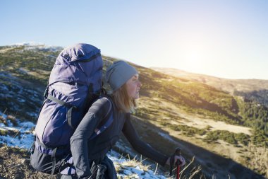 O sırt çantasıyla seyahat.