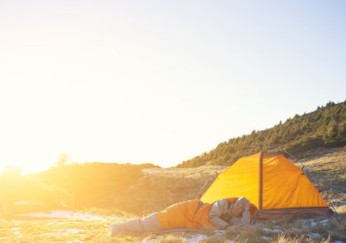 Bir uyku tulumu içinde yalan kız.