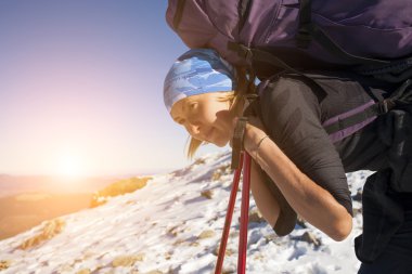 Yamaçta dinlenme dağcı.