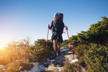 Çantalı kız yolda gidiyor.