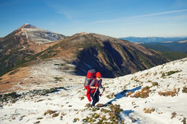Sırt çantası ile kız.