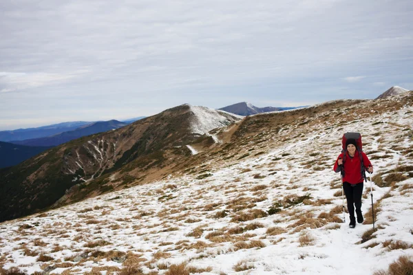 バックパックを持つ少女が山を旅します。. — ストック写真