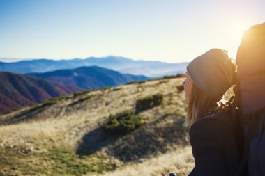 O sırt çantasıyla seyahat.