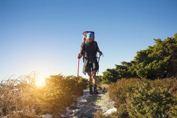 A lány-val a backpack megy a pályán. — Stock Fotó