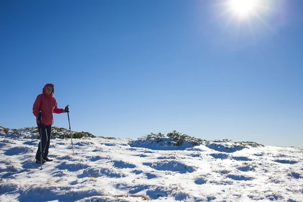 Ung och vacker flicka vandrar i snön. — Stockfoto