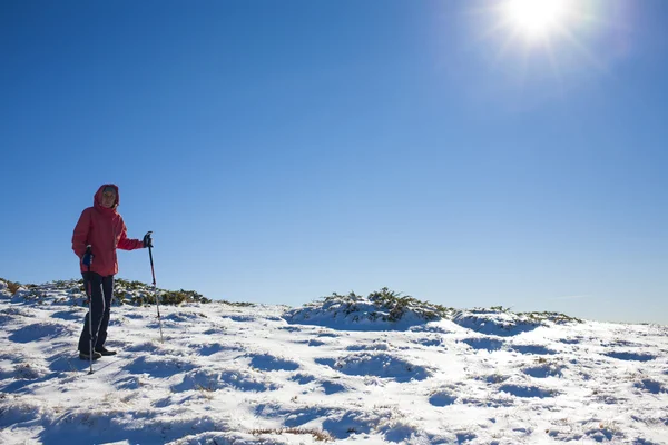 Joven y hermosa chica caminando en la nieve . — Foto de Stock