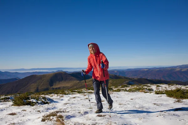 Menina jovem e bonita nas montanhas . — Fotografia de Stock