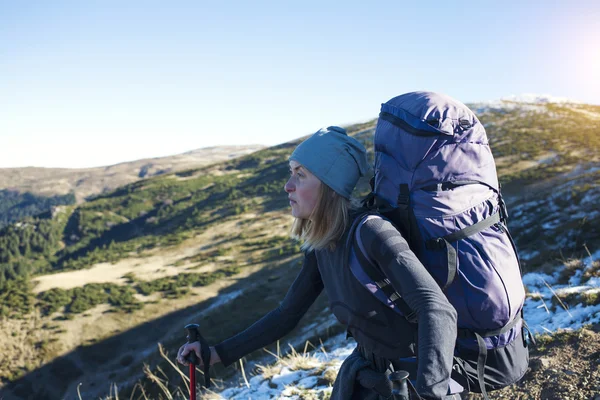 Sie ist mit einem Rucksack unterwegs. — Stockfoto