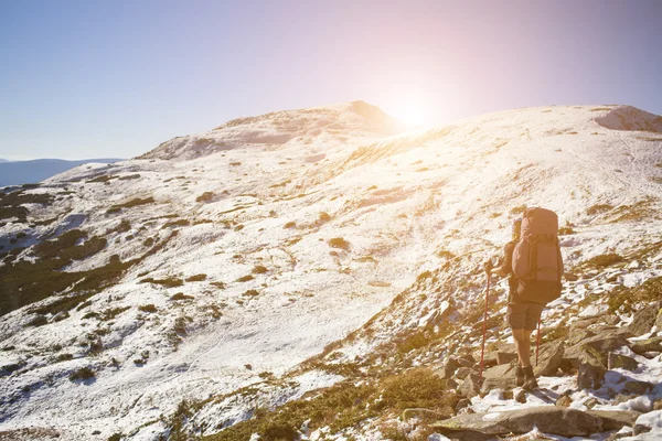 Joven turista en las montañas . — Foto de Stock