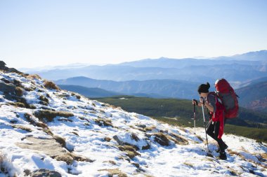 Yalnız kız dağlara yolculuk.