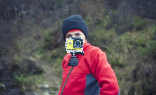 Vrouw schiet video van zijn avonturen. — Stockfoto