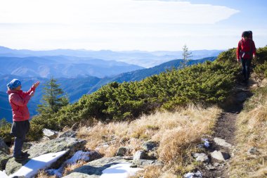 Bir yol boyunca kızlar yürüyüş.